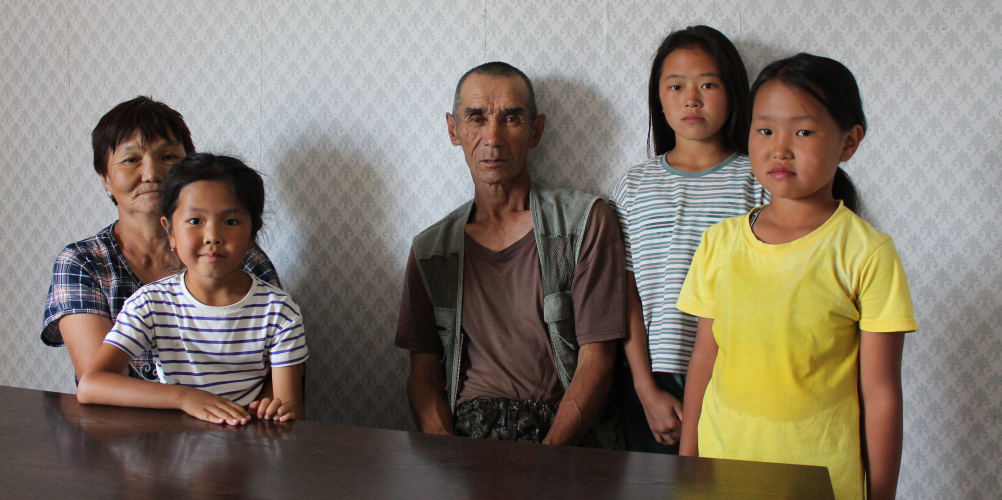 Фото семьи оленеводов. Кол Сайзана Чаш-ооловна, Ондар Аюна Аянчыевна, Бараан Андрей Сурунович, Бараан Айнура Аянчыевна, Кол Айнара Андреевна (с. Адыр-Кежиг, Тоджинский район, 15 июля 2023 г.)