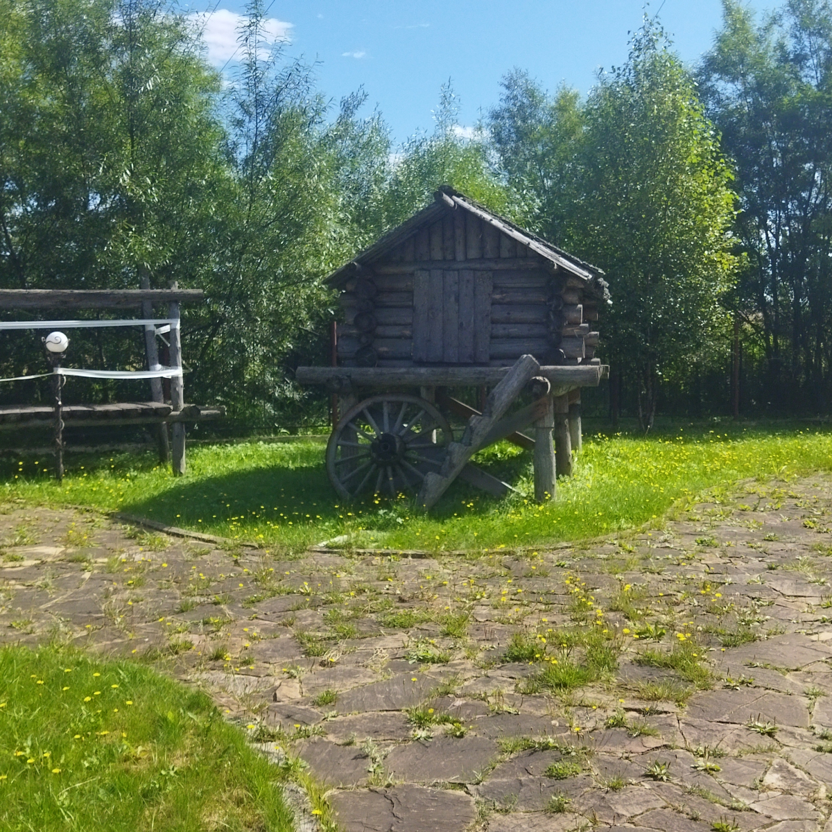 Дворик музея в Поронайске (2025)