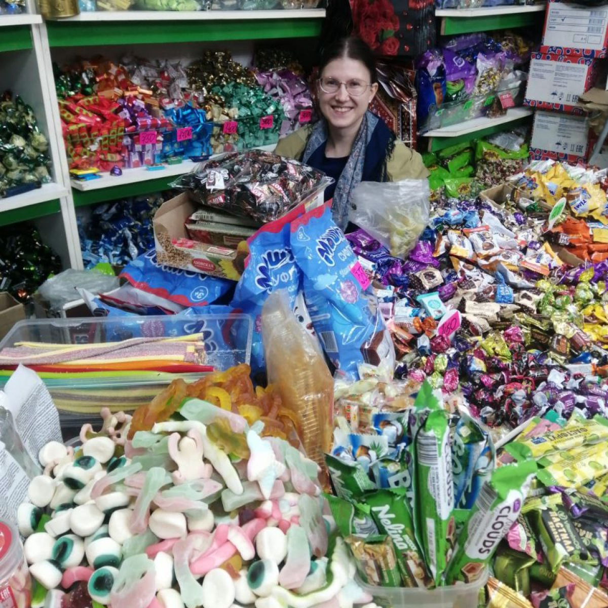 За работой в магазине сладостей