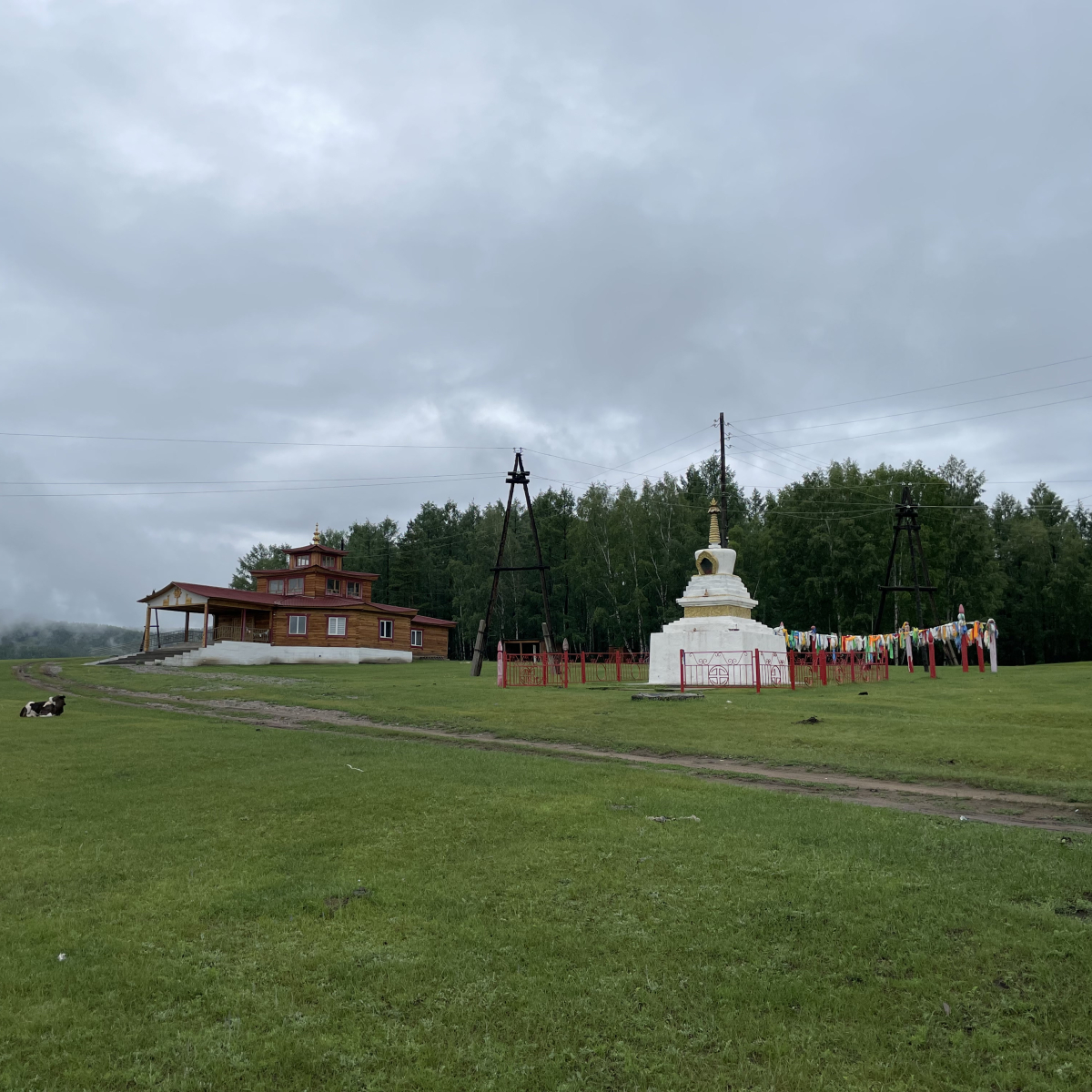 Вид на буддийский храм и ступу (с. Тоора-Хем, Тоджинский район, 11 июля 2023 г.)