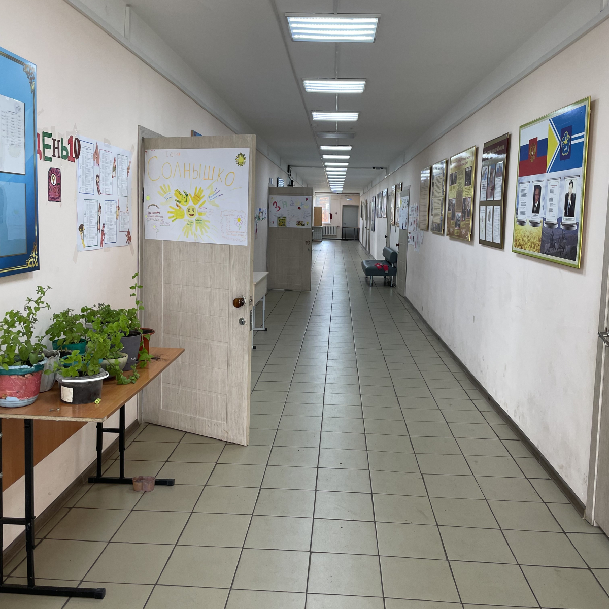 Коридор в школе (с. Адыр-Кежиг, Тоджинский район, 12 июля 2023 г.)