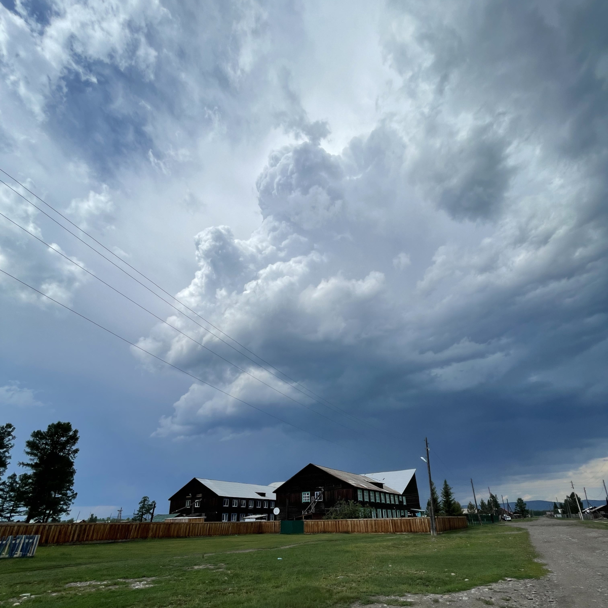 Вид на Среднюю общеобразовательную школу (с. Ий, Тоджинский район, 16 июля 2023 г.)