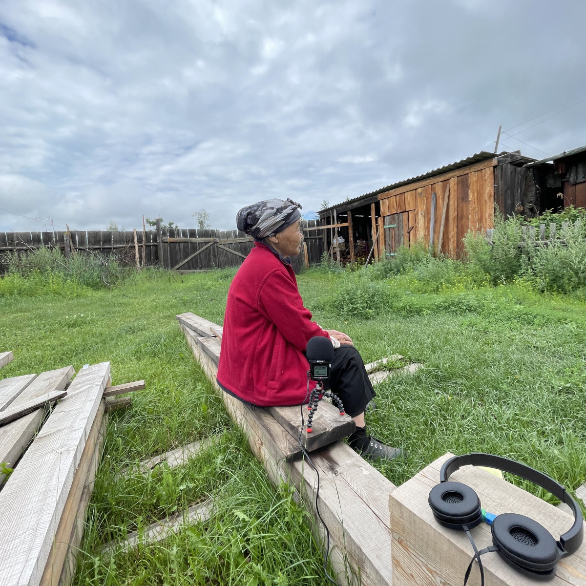 В ожидании второго консультанта с Пиринней Марусей Шөжүүевной (с. Тоора-Хем, Тоджинский район, 17 июля 2023 г.)