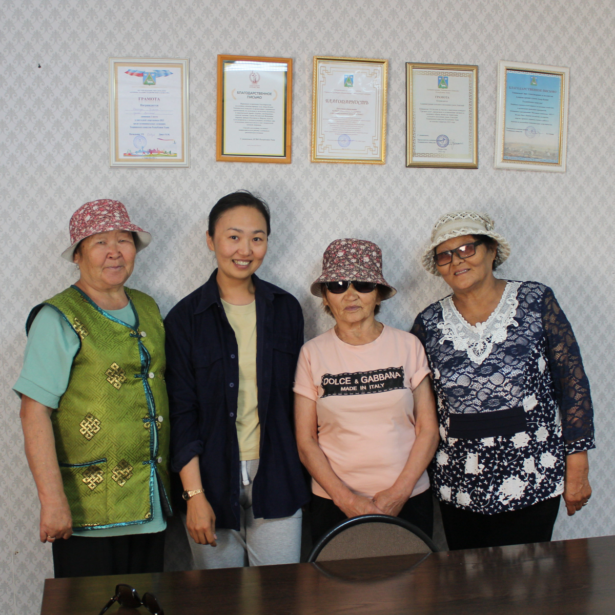 С Чадамба Ниной Седиповной, Чат Розой Тонгаковной, Севек Екатериной Киим-ооловной в комнате главы администрации (с. Адыр-Кежиг, Тоджинский район, 12 июля 2023 г.)