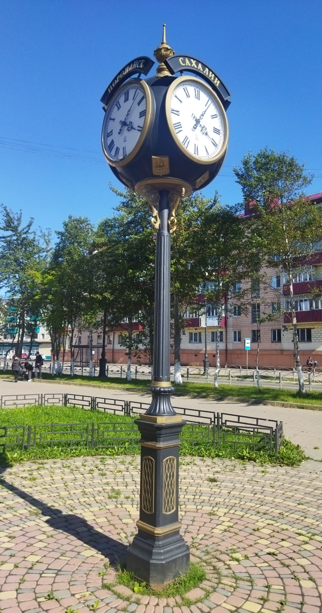 Столб с часами в Поронайске